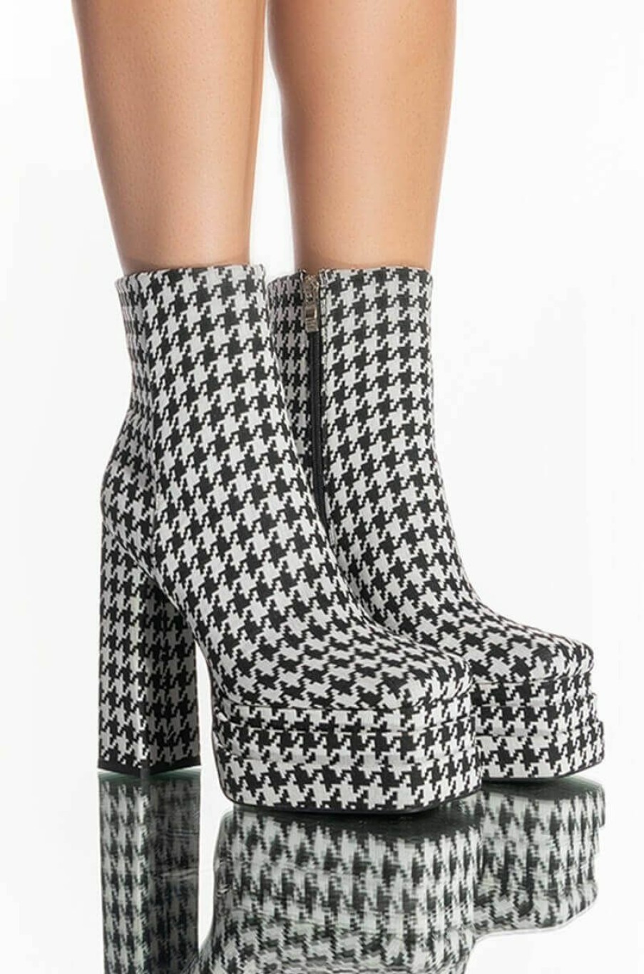 Shoes * | Azalea Wang Cayenne Houndstooth Chunky Bootie In Black White